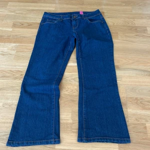 Bootcut jeans - Bootcut jeans från Yesyes💕för små för mig så har inga bilder med dom på! Står strlk 40 på lappen men skulle säga att dom passar s/m. Midjemått: 38cm Innerben: 65cm