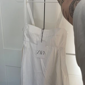 Zara klänning  - Lång (Maxi) vit superfin klänning från Zara. Formar bysten superfint. Prislapp kvar, passar tyvärr inte mig. Skickar snabbt.