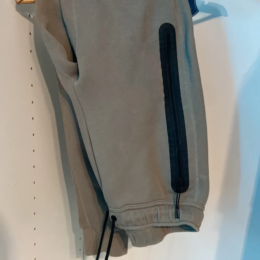 Denna Nike tech fleece är bra skick använd 5/7 gånger inga fläckar köpt på jd 2023 storlek xs. Vill man köpa tröja separat så är det 800 och 750 för byxorna . Hoodies.