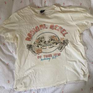 T-shirt med tryck från Gina tricot i storlek S. ⭐️🍪
