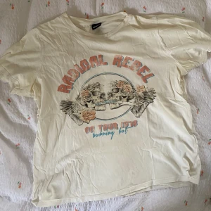 T-shirt med tryck  - T-shirt med tryck från Gina tricot i storlek S. ⭐️🍪