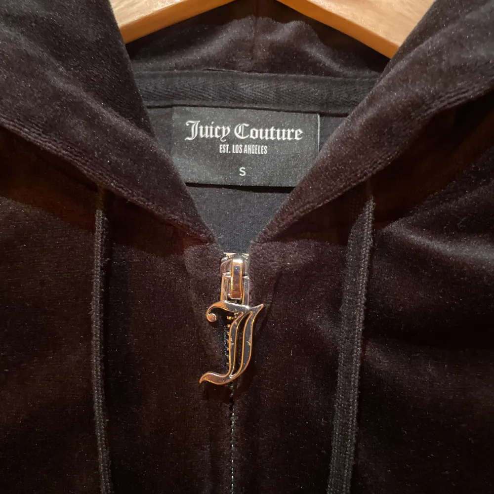 En svart Juciy Couture zip up tröja i väldigt bra skick, bara använd ett fåtal gånger. Storlek S 💗vid vidare funderingar tveka inte på att kontakta mig💗. Tröjor & Koftor.