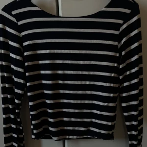Crop top (open back) - Sparsamt använd