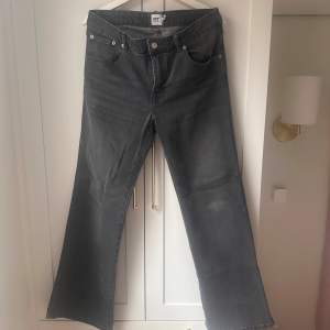 Jeans från Lager157 i modellen ”90’s boot” och färgen grå. Har använts endast ett fåtal gånger (2-3 gånger), därav är de i mycket bra skick! 