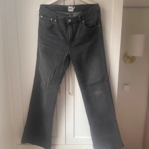 Bootcut Jeans  - Jeans från Lager157 i modellen ”90’s boot” och färgen grå. Har använts endast ett fåtal gånger (2-3 gånger), därav är de i mycket bra skick! 