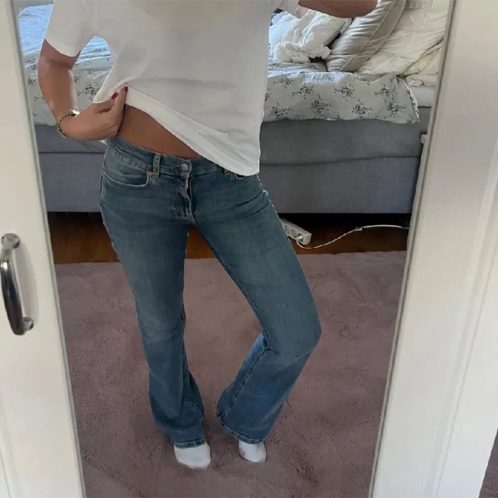 Super snygga lågmidjade jeans i storlek 32 från Gina Tricot! Inga större defekter endast allra längst ner men inget man tänker på:) kom gärna privat vid funderingar eller frågor💓 använd gärna köp nu💓. Jeans & Byxor.