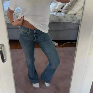 Super snygga lågmidjade jeans i storlek 32 från Gina Tricot! Inga större defekter endast allra längst ner men inget man tänker på:) kom gärna privat vid funderingar eller frågor💓 använd gärna köp nu💓