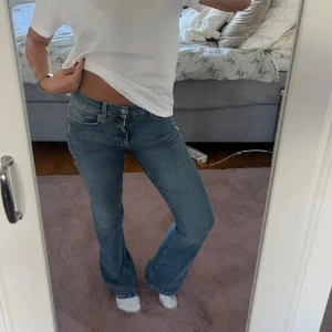 Lågmidjade jeans - Super snygga lågmidjade jeans i storlek 32 från Gina Tricot! Inga större defekter endast allra längst ner men inget man tänker på:) kom gärna privat vid funderingar eller frågor💓 använd gärna köp nu💓