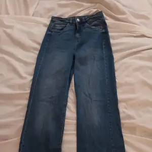 Snygga jeans ifrån H&M. Straight fit med inga defekter. Använd gärna köp nu!!