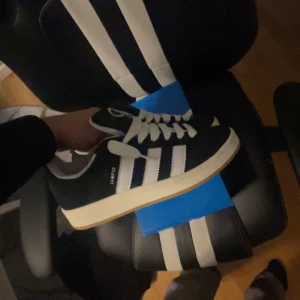 Adidas campus - Nyskick använda ungefär 2 gånger Allt og tillkommer Kvitto finns Storlek 41 1/3