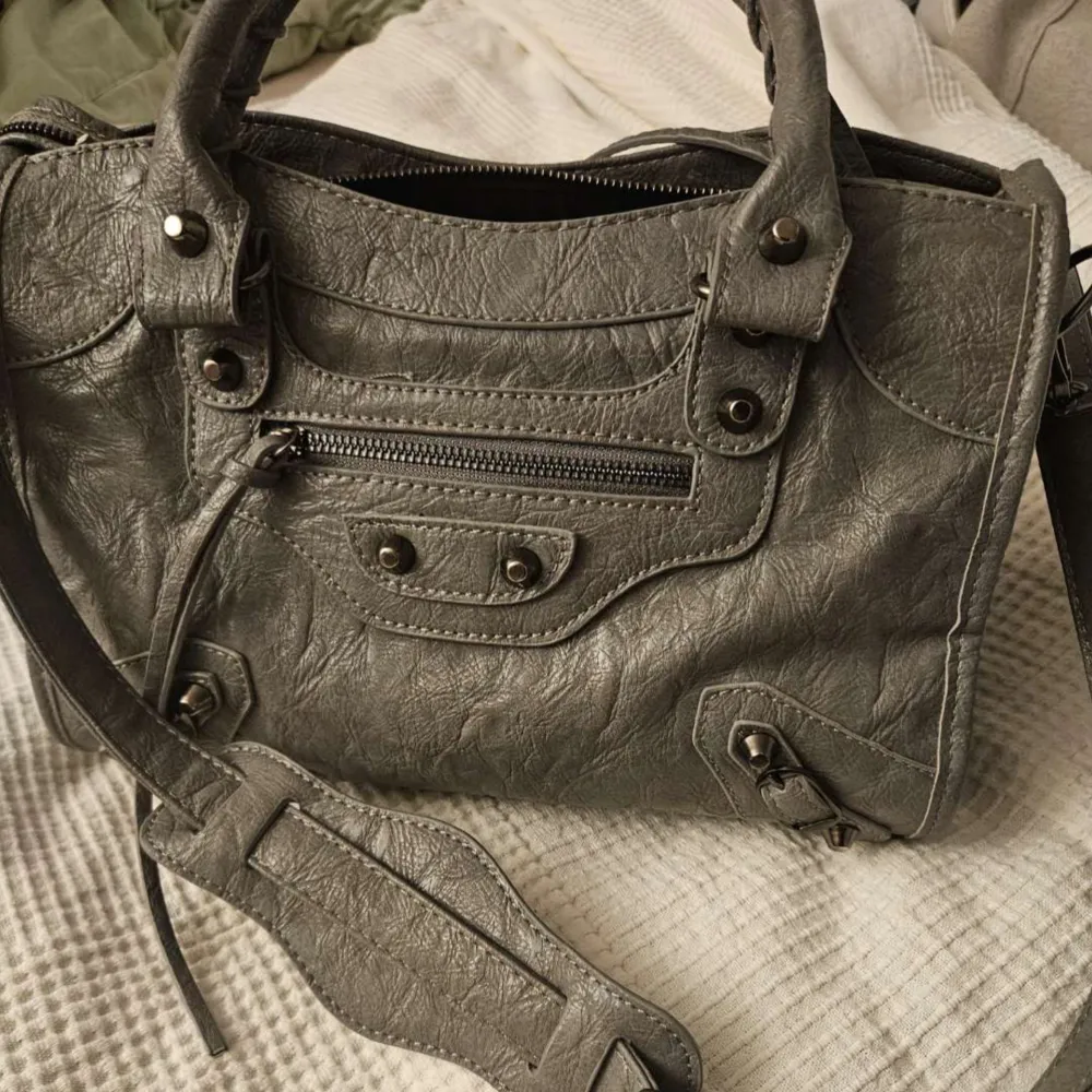 Balenciaga liknande väska i nyskick, säljer då jag råkade köpa två💗. Skriv för frågor eller fler bilder. Väskor.