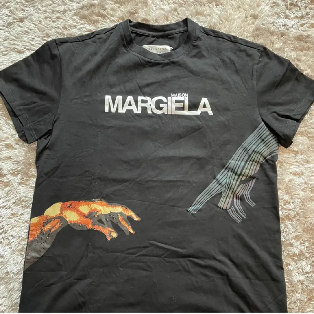 Säljer denna sjukt snygga Masion Margiela t shirten! Sjukt bra skick använd fåtal gånger, nästan ny! Nypris ligger på 4000+🤯Storlek 48 vilket motsvarar M! Modellen är 182 och väger 71kg! Skriv pm vid funderingar!. T-shirts.