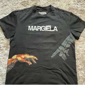 Säljer denna sjukt snygga Masion Margiela t shirten! Sjukt bra skick använd fåtal gånger, nästan ny! Nypris ligger på 4000+🤯Storlek 48 vilket motsvarar M! Modellen är 182 och väger 71kg! Skriv pm vid funderingar!
