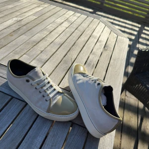 Lanvins - Tjena! Säljer ett par as feta lanvins ny pris 4200 mitt pris:2099🔥 inga byten om d it e loubs eller flycrew pris diskuterbart dustbag medföljer!