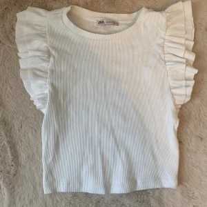 volang topp - säljer denna topp från zara med volanger vid ärmarna, bara använd ett fåtal gånger så helt i nyskick❤️
