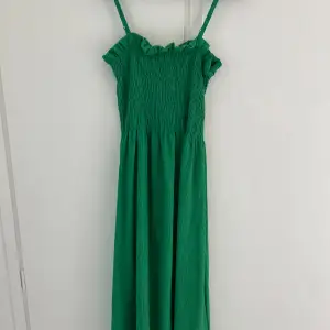 Fin grön klänning från H&M i storlek S🥰🤍 Aldrig använd så den är som ny🤍🤍 