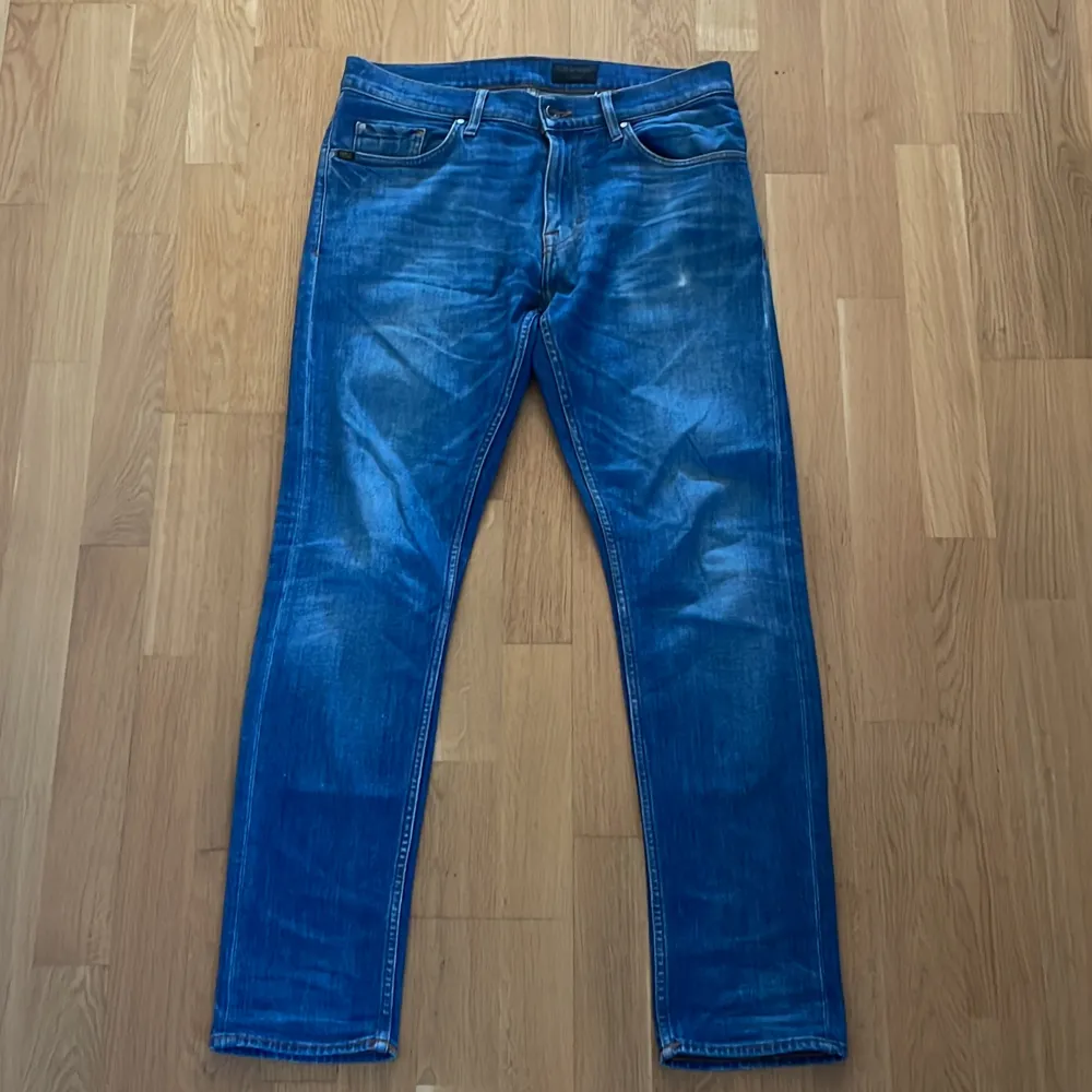 Säljer nu ett par feta Tiger of Sweden jeans i modellen pistolero 💯|Perfekta inför sommaren 🏡 | Skick: 8/10⭐️ | Storlek: 30/32📏|Modellen på bilden är ca 185 för referens| Pris: 499 kr 💰 (diskuterbart) Hör av er vid minsta fundering!☺️. Jeans & Byxor.
