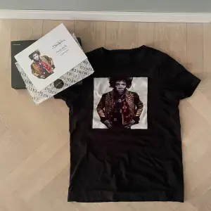 Säljer nu min fina Limitato t-shirt, personen på bilden är Jimi Hendrix. Perfekt nu till sommaren! Tröjan är i använt skick men finns fortfarande mycket kvar att ge. Storlek XS. Mitt pris är 500. Box osv ingår vid köp, mvh Jonathan.