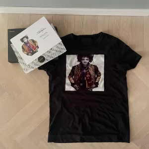 Limitato T-shirt  - Säljer nu min fina Limitato t-shirt, personen på bilden är Jimi Hendrix. Perfekt nu till sommaren! Tröjan är i använt skick men finns fortfarande mycket kvar att ge. Storlek XS. Mitt pris är 500. Box osv ingår vid köp, mvh Jonathan.