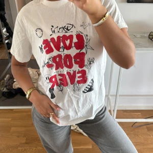 T-shirt  - Skit snygg Ganni T-shirt som aldrig kommit till användning! 🫶🏼