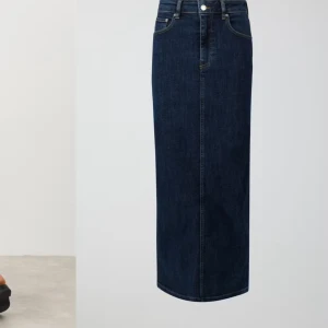 Denim kjol - Lång jeanskjol med slits bak. Kjolen är mörkblå och har hög stretch. Den har figurnära passform, medelhög midja, dragkedjegylf och fickor fram och bak. Köpt för 499kr men säljer för 200kr💕 Ser ut som ny🌸💙
