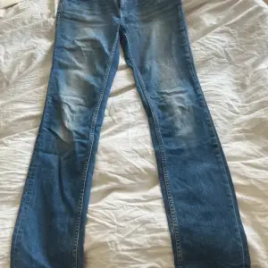Lågmidjade jeans i storlek 28/34 med lite slitningar längst ner men annars bra skick!