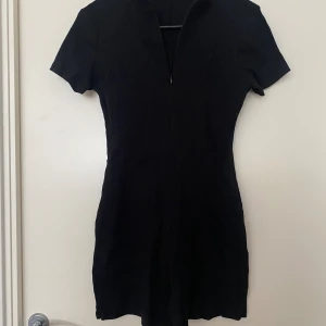Jumpsuit - En jumpsuit från SHEIN i storlek M. En liten dragkedja framtill. Aldrig använd 