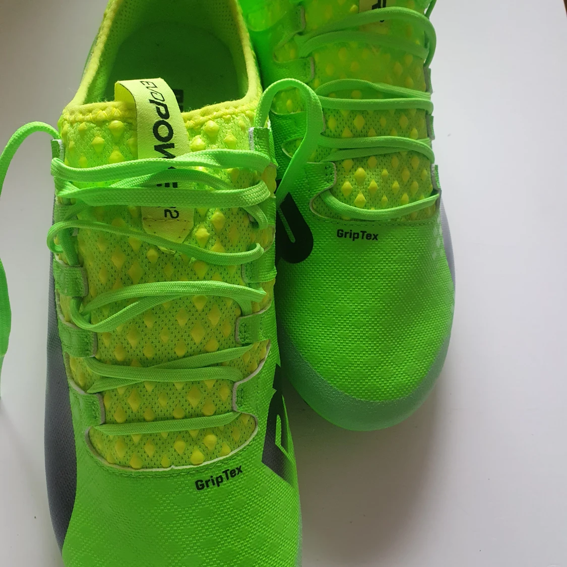 Oanvända PUMA fotbollsskor  - 90