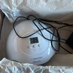 Nagellampa uv/led - Uv/led lampa 36W. Använd i ca 3 månader så fungerar som ny, säljer för att jag har köpt en annan. Nypris ca 340. Skriv för fler bilder!💕