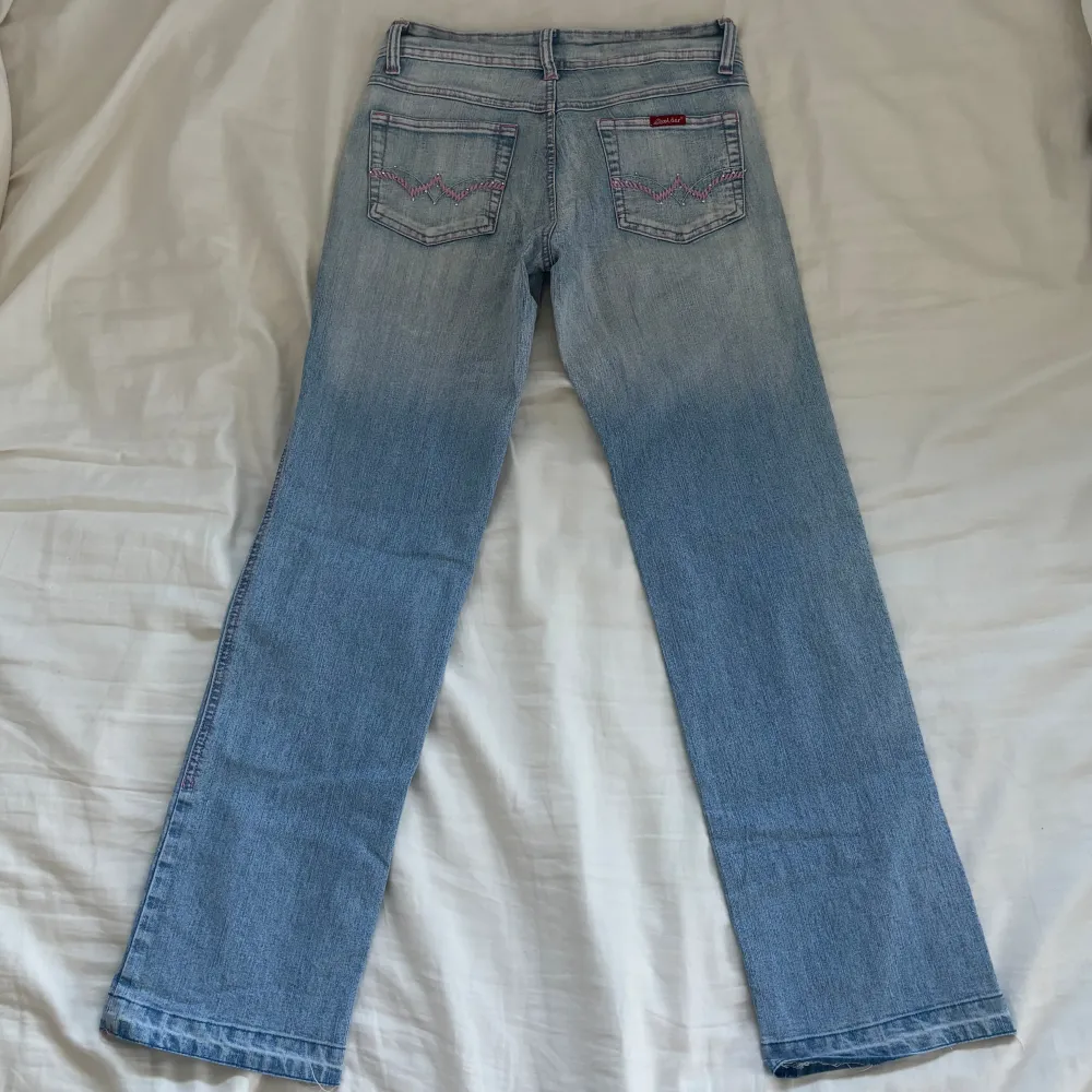 Fina jeans med rosa detaljer på! Tyvärr har det låtsnat två stenar på framsidan men inget som man ser på avstånd(bild 4) har också tagit upp jeansen längst ned säljer pga att fick hem dem för små(köpa second hand)  Midjemått: 70cm Innebenslängd: 71cm. Jeans & Byxor.