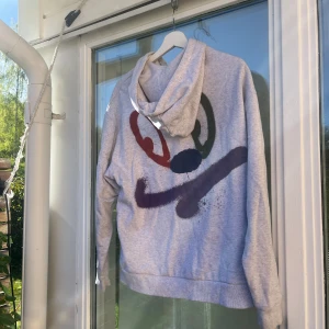Hoodie  - Jättecool hoodie med tryck från ASOS PRIS: 80kr Färg: grå❤️‍🔥