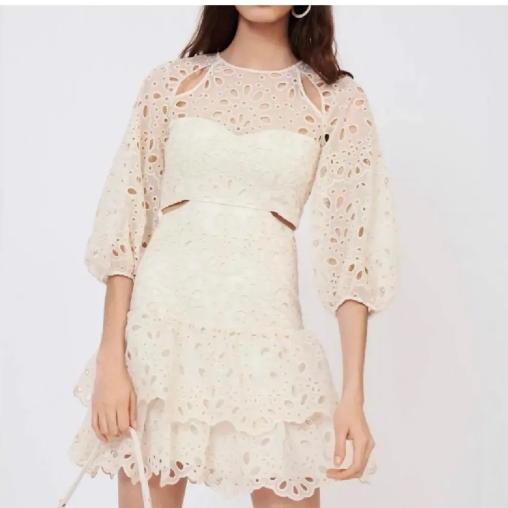 säljer denna superfina klänningen från maje som är i toppen skick💖. Klänningar.