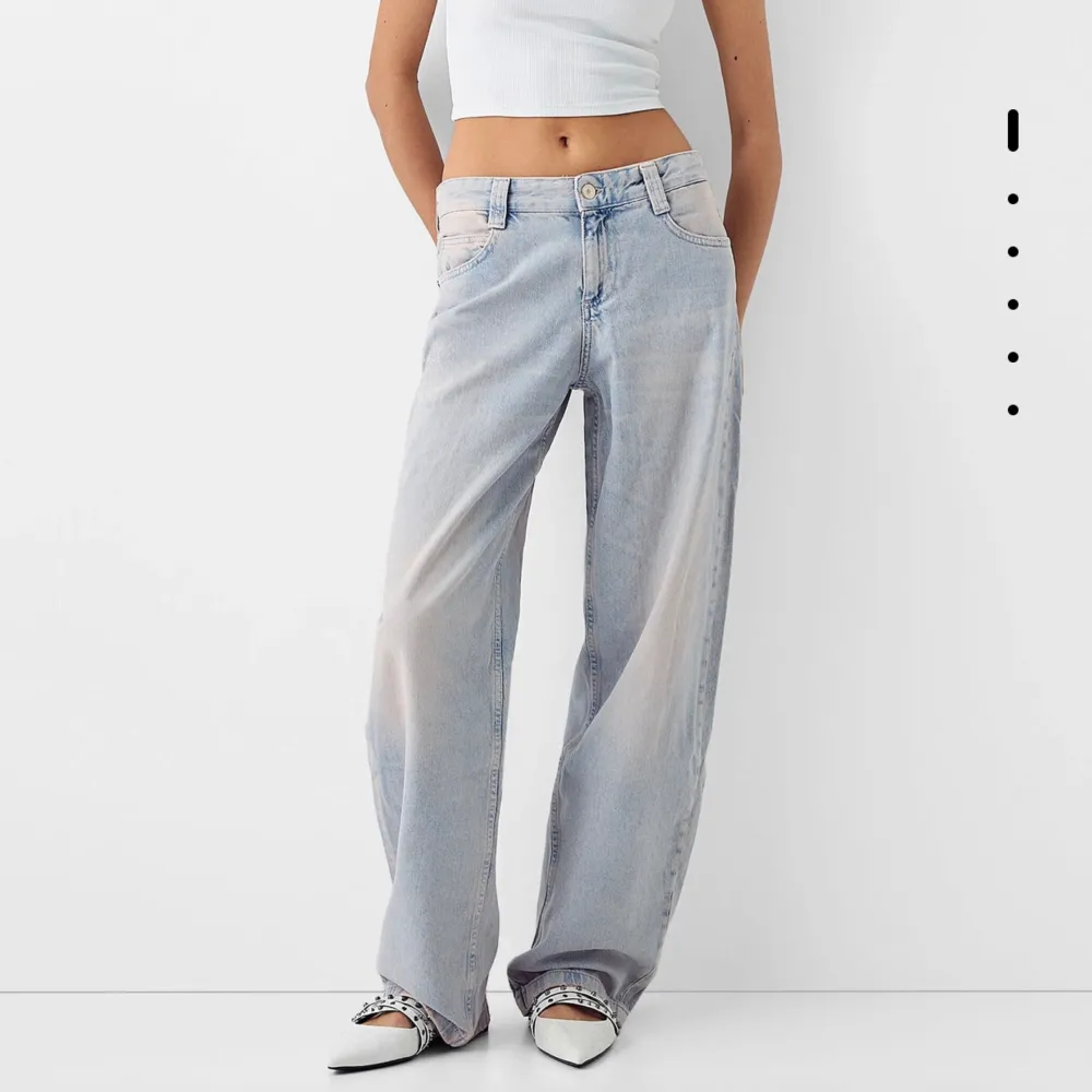 Säljer dessa lågmidjade baggy jeans 💗  (Oanvänd!!) 🎀 Nypris ca 1199kr men säljer för 600kr 💋. Jeans & Byxor.