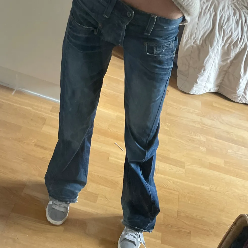 mörkblå långmidjade jeans som aldirg kommer till användning då jag tycker de är förstora❤️ de har gått sönder där nere men annars inget annat slitage💗. Jeans & Byxor.