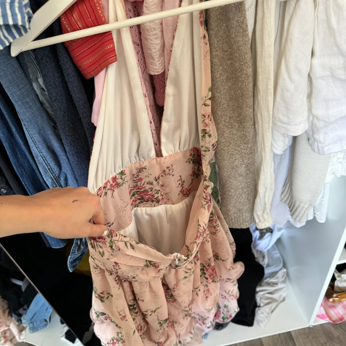 Blommig halterneck klänning med öppen rygg - 92