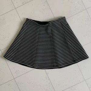 randig minikjol - Söt randig kort kjol som passar xs 💕🫶 skriv gärna vid frågor eller prisförslag☺️✨