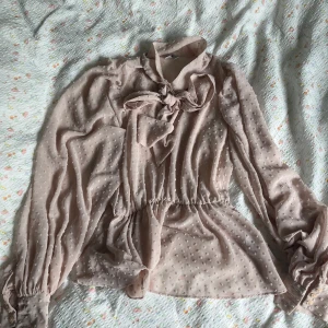 Blus - Supersöt blus man kan ha både med linne under och utan. 