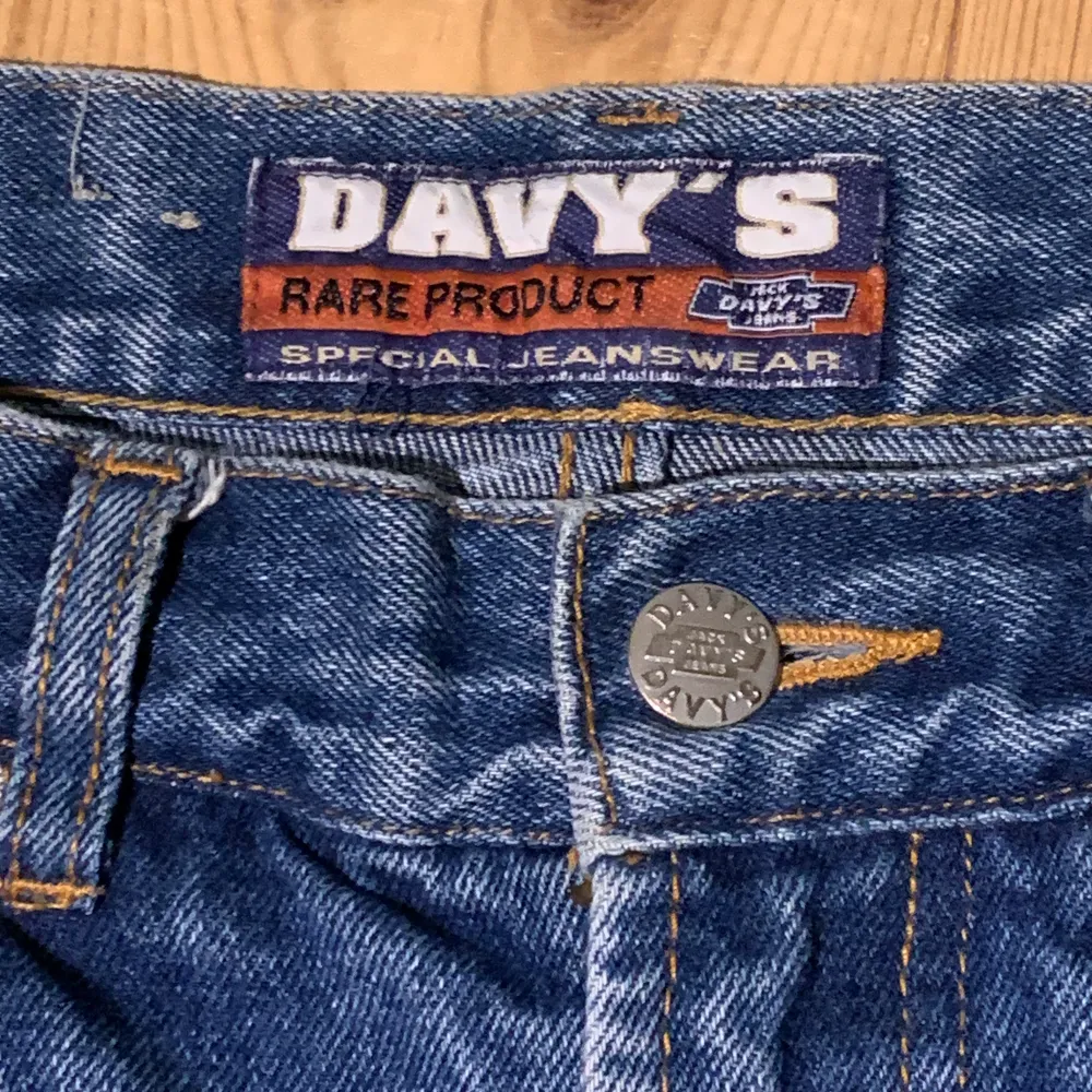 Davy's jeans i storlek 170. Har lite fläckar och är slitna längst ner. Jag på bilden är 180 cm. Mått: ytterbenslängd - 105 cm, midjemått - 40 cm, benöppning - 22 cm. Skriv för fler bilder och frågor!. Jeans & Byxor.