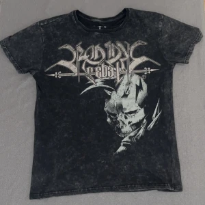 Y2k dödskalle T-shirt - Y2k tröja med coolt och detaljerat tryck på framsidan, Tröjan är fortfarande i topp kvalitet, 69,5 cm lång o 54,5 cm bredd