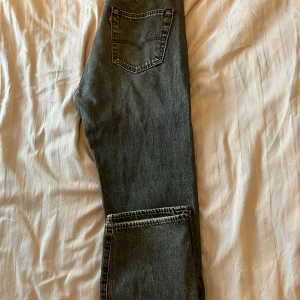 Levi’s 501 jeans gråa - Snygga levi’s jeans i skitbra skick, färgen är fortfarande bra, nypris: 1199kr