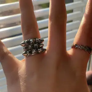 Hej jag säljer min edblads ring då den inte riktigt e min stil längre. Storleken är 16:80 asså S vi kan diskutera pris på ringen privat❤️