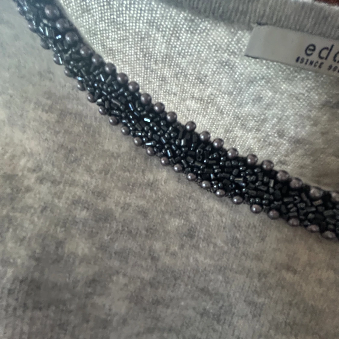 Grå stickad tröja med stenar  - 90