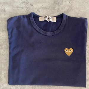 Commes ses Garçons t-shirt  - Blå t-shirt från CDG storlek S. Skick 3/5.