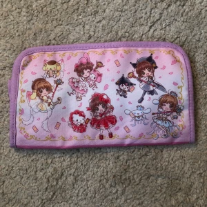 Cardcaptor Sakura x Sanrio servetthållare - Fodral för en ”tissue box” med Sakura cardcaptor x Sanrio! Oanvänd.