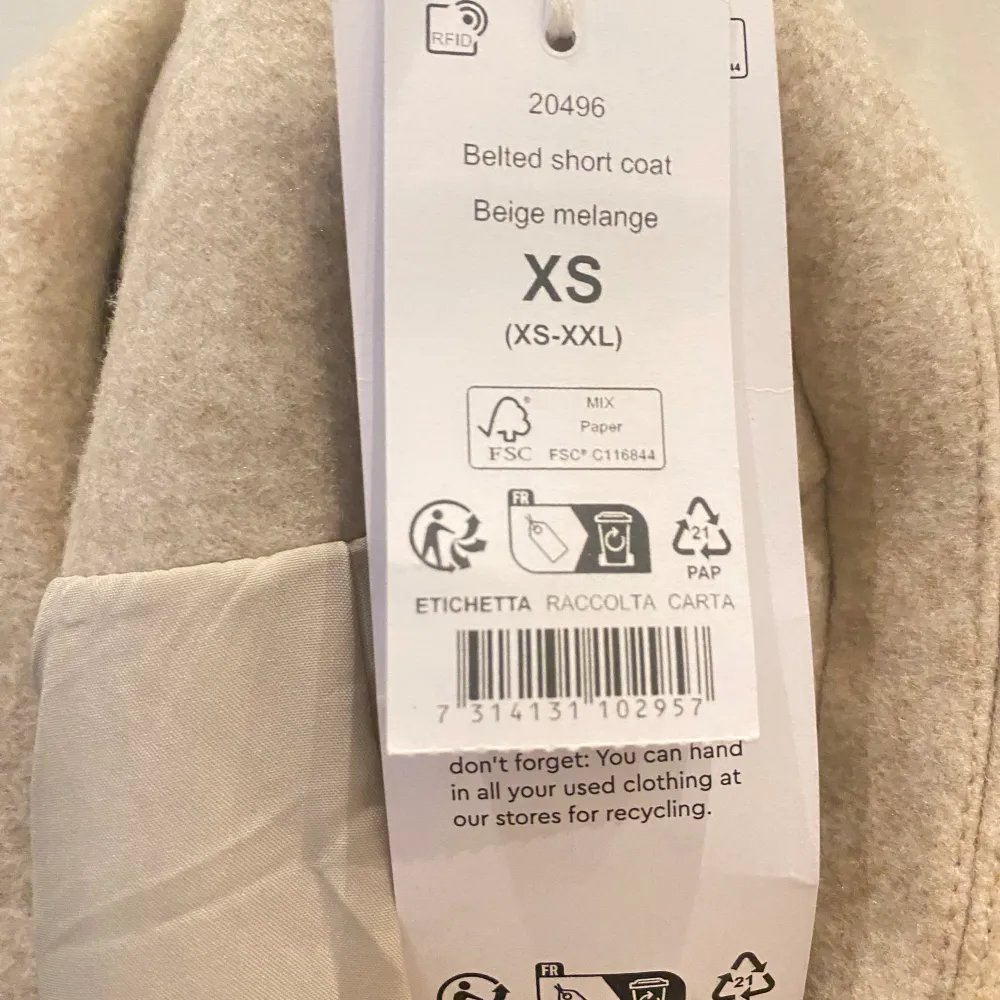 Säljer denna fina kappan som är perfekt till våren. Aldrig använd, storlek XS. Köparen står för frakt 💗💗. Jackor.