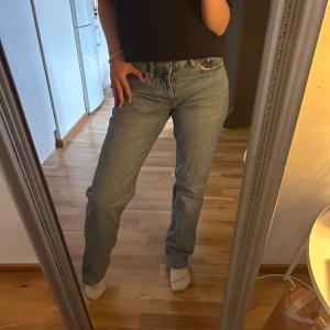 Low waist jeans - Säljer mina low waist jeans från lager 157 i modellen ICON, använda en gång. Storlek xs o säljer för 200☺️, köpt för 400