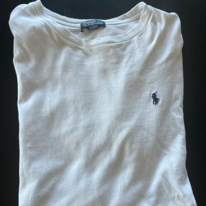 Ralph Lauren t-shirt - Amerikansk size 18-20, vilket motsvarar Medium ungefär.  Skicket är sådär därav det låga priset. Det är två mindre hål vid nacken som syns på andra bilden. Lite missfärgade under ärmarna