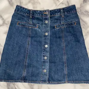 Jag säljer en kort jeans kjol i storlek S som tyvärr är för liten för mig🌸