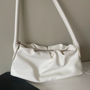 Handväska axelremsväska väska vit  - vit väska med band bara att höra av sig om man har några frågor🤍