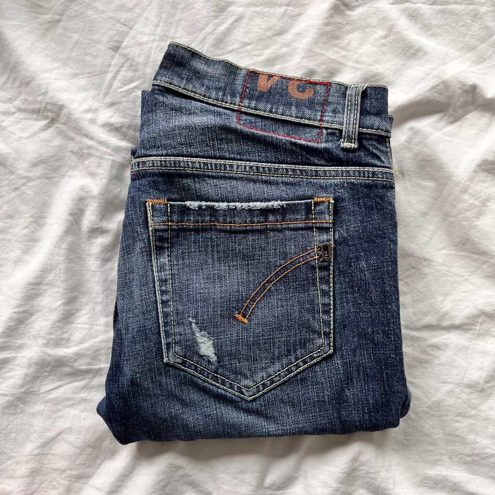 Hej! Säljer nu dessa sjukt snygga dondup jeans som är perfekta till våren och sommaren | Trendigaste och mest eftertraktade jeansen på marknaden! | Storlek 34 men sitter som 32 | Skick: 9/10 | Ny pris: 3600 kr, Säljs för 1099 kr. Jeans & Byxor.
